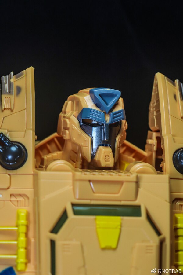 Transformers Kingdom Titan Class ARK More In Hand Images  (3 of 30)